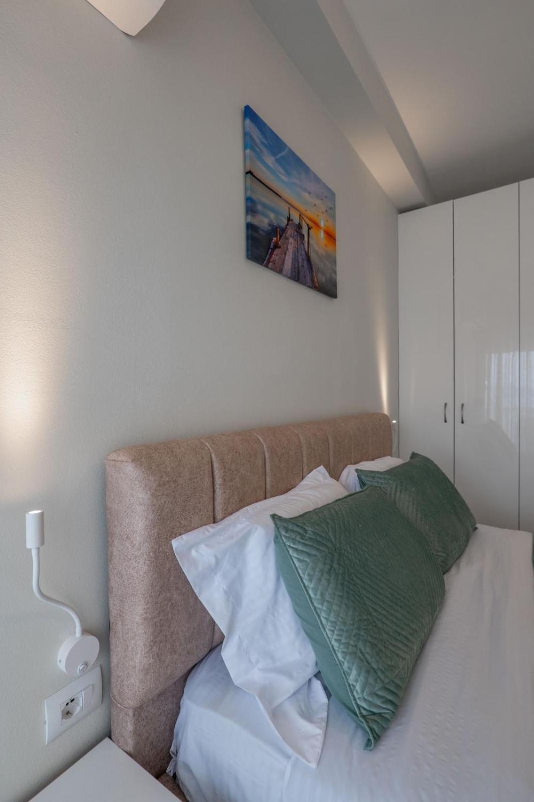 Esel Apartments Sarandë エクステリア 写真
