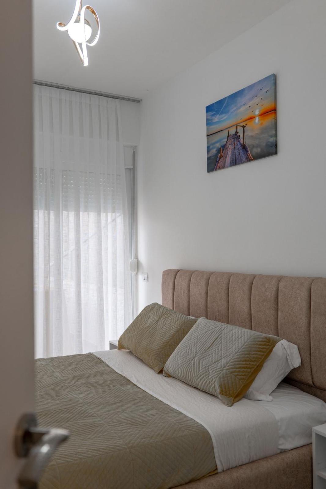 Esel Apartments Sarandë エクステリア 写真