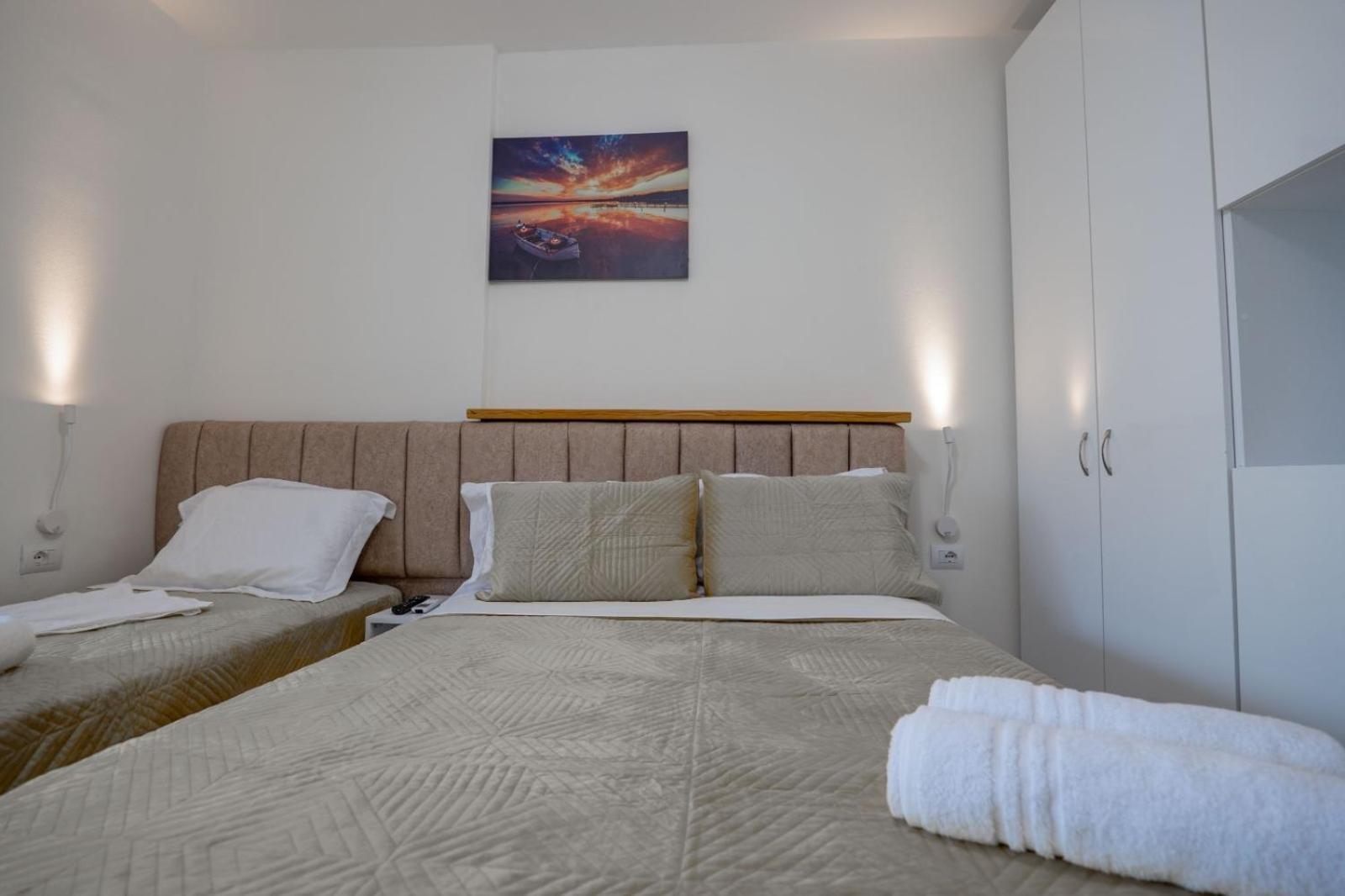 Esel Apartments Sarandë エクステリア 写真
